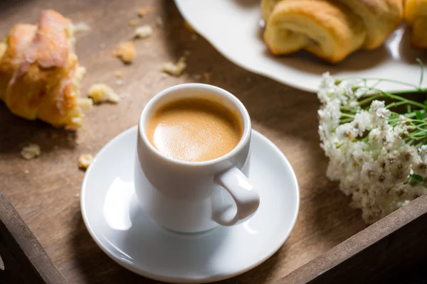 Petit déjeuner au lit avec café chaud et croissant — Photo