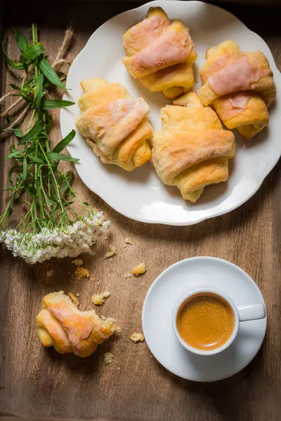 Blumen, Croissants, Espresso zum Frühstück — Stockfoto