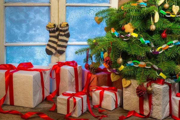 Njut av julen i landsbygdens stuga — Stockfoto
