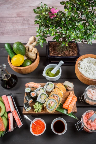Sushi with fresh ingredients — Stock Photo, Image