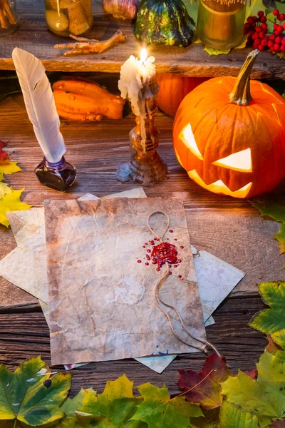 Halloween-Platz auf dem alten Hexentisch — Stockfoto