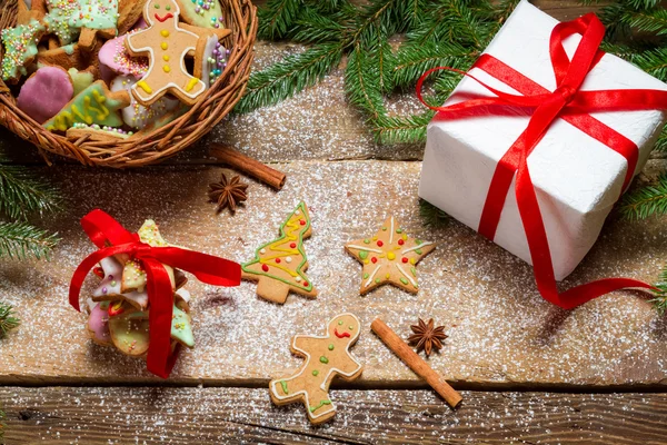 Cesta de vime pequena cheia de pão de gengibre para o Natal — Fotografia de Stock