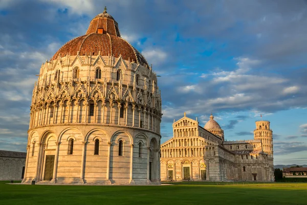 Monumentos antiguos en Pisa en verano —  Fotos de Stock