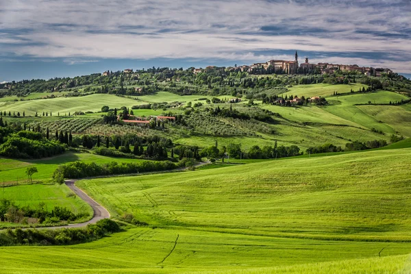 Pienza günbatımında şehrin görünümü — Stok fotoğraf