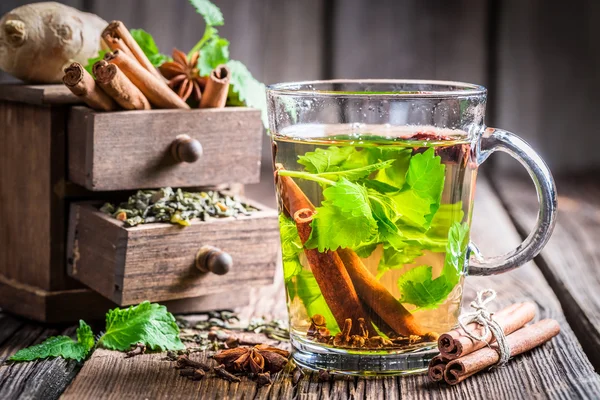 Hot tea with cinnamon and cloves — Stock Photo, Image