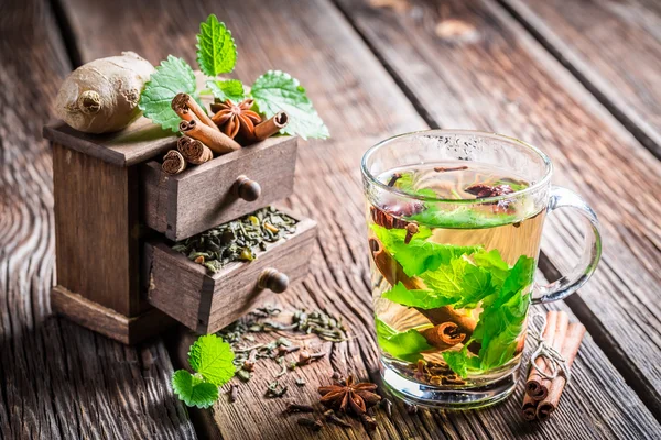 Hot green tea with ginger and cinnamon — Stock Photo, Image