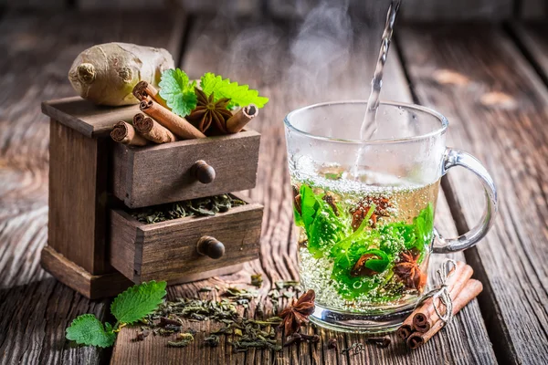 Brewing green tea with cinnamon — Stock Photo, Image