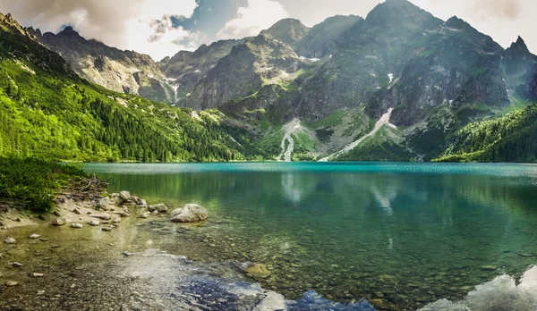 Lago de montanha cristalina e montanhas rochosas — Fotografia de Stock