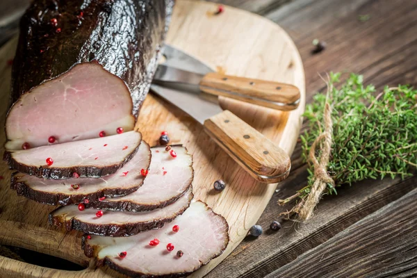 Nahaufnahme von frisch geräuchertem Schinken in der Speisekammer — Stockfoto