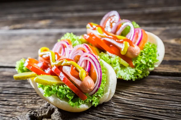 Dos perritos calientes caseros con verduras frescas — Foto de Stock