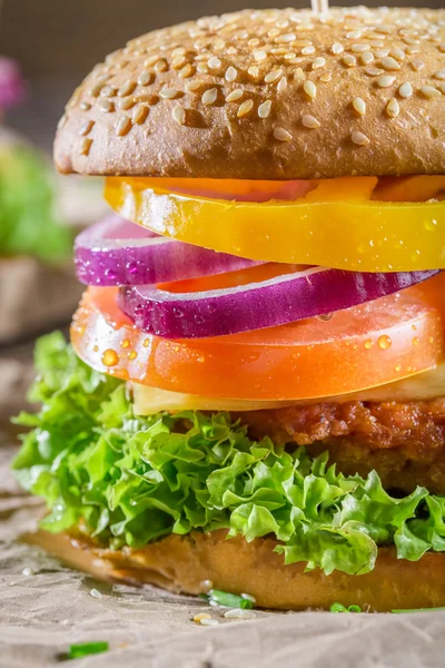 Gros plan de hamburger maison à base de légumes frais — Photo