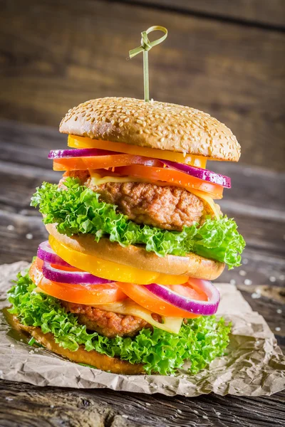 Великий свіжий і смачний домашній гамбургер — стокове фото