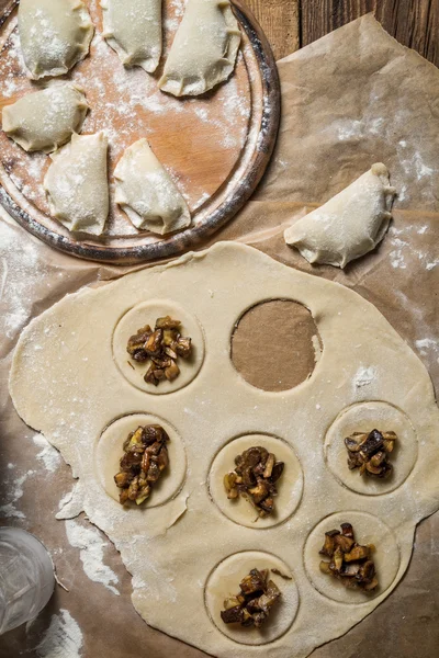 Zelfgemaakte dumplings met boschampignons — Stockfoto