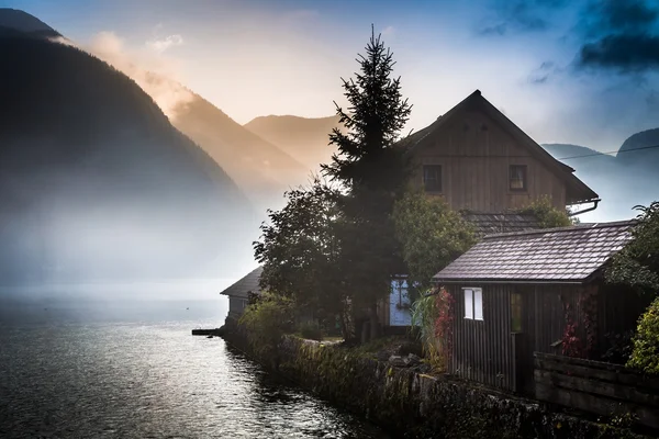 Kleine huisje in de mistige bergen — Stockfoto