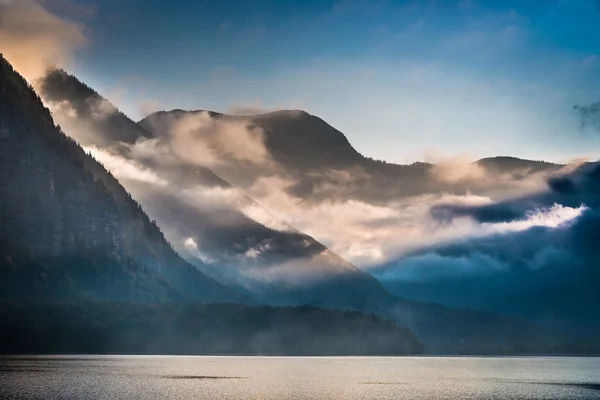 在早晨的雾的山 — 图库照片