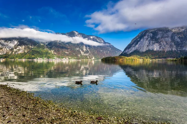 Montañas reflejadas en el lago — Foto de Stock