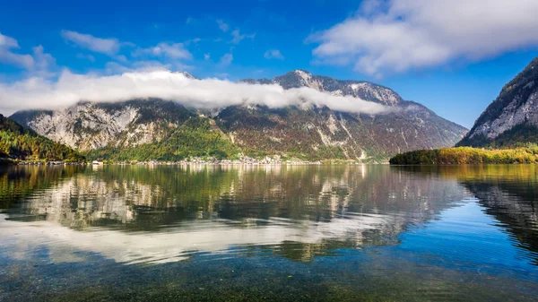 Alpes reflejándose en el espejo del lago — Foto de Stock