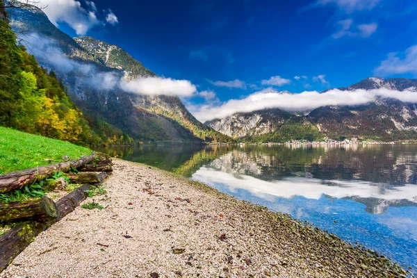 Slunečný den na horské jezero — Stock fotografie