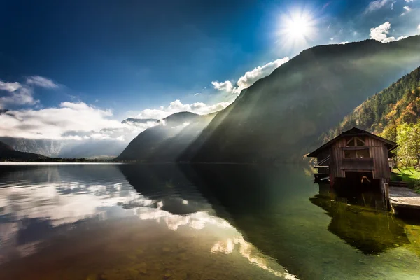 Μικρή μαρίνα στη λίμνη βουνό στις Άλπεις — Φωτογραφία Αρχείου