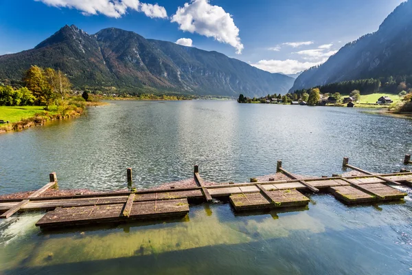 Mountain lake in autumn season — Stock Photo, Image