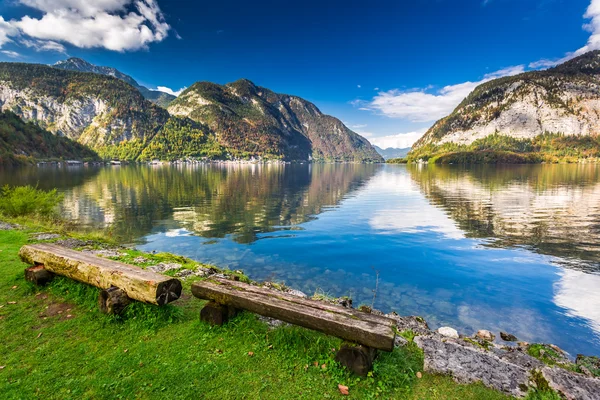 Banco de madera en el lago de montaña en los Alpes —  Fotos de Stock