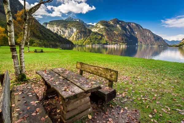 Lugar para relajarse en el lago en las montañas —  Fotos de Stock