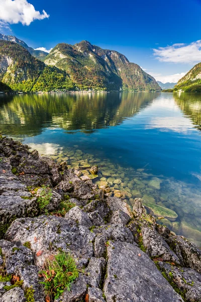 Lago de montaña con vistas a la montaña — Foto de Stock