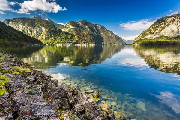 Tramonto su un lago di montagna nelle Alpi — Foto Stock