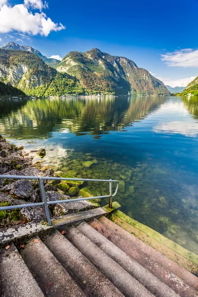 Entrée en pierre d'un lac de montagne dans les Alpes — Photo