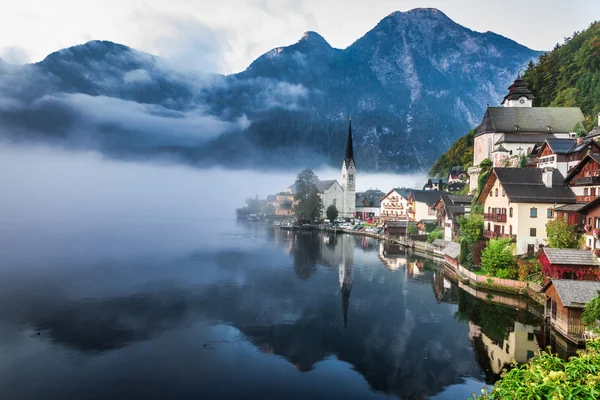 Foggy Hallstatt no outono — Fotografia de Stock