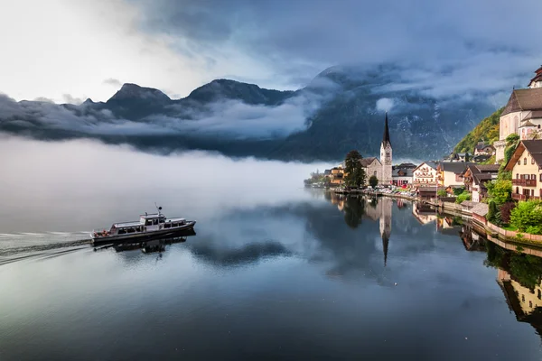 Mglisty poranek nad jeziorem w Alpach — Zdjęcie stockowe