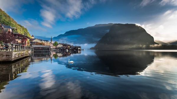 Lago nebuloso ao amanhecer em Hallstatt — Fotografia de Stock