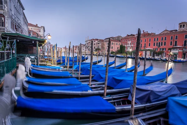 Kyvné gondole v Benátkách při západu slunce — Stock fotografie