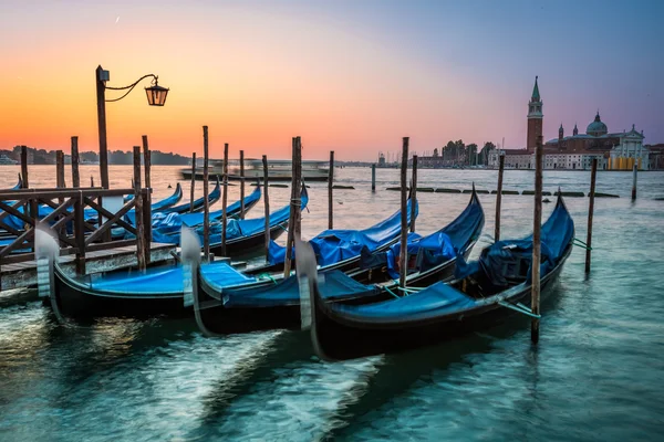 Gôndolas balançando em Veneza ao amanhecer — Fotografia de Stock