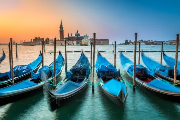 Blurred gondolas in Venice at dawn — Stock Photo, Image