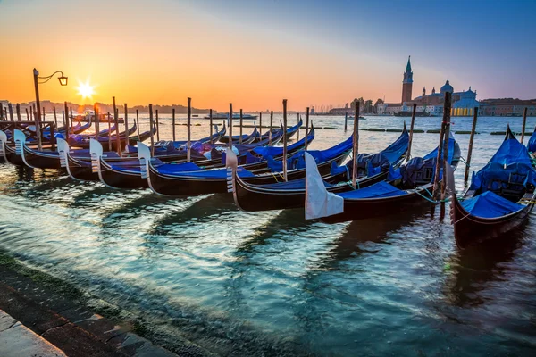 Blauwe gondels bij zonsopgang in Venetië — Stockfoto