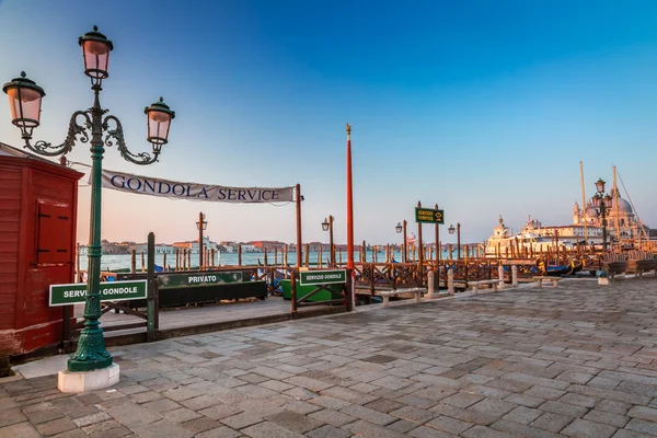 Huur een gondel in Venetië in de ochtend — Stockfoto