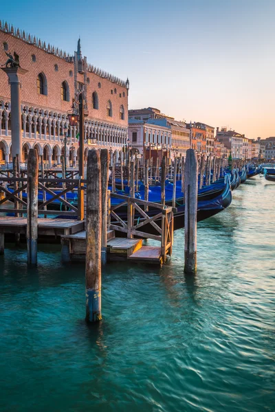 Голубая вода в канале в Венеции — стоковое фото