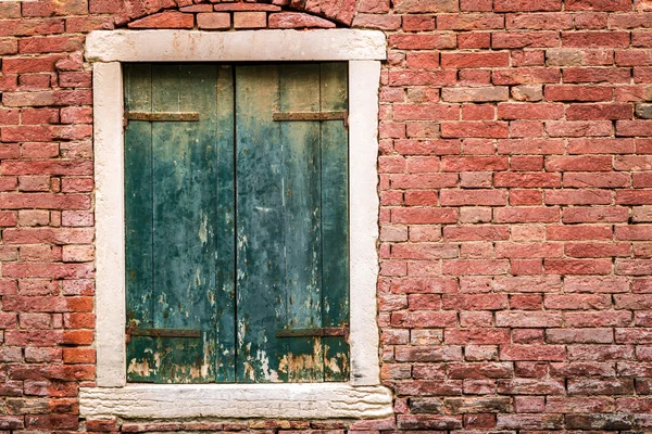 Antigua ventana en una casa en Venecia — Foto de Stock