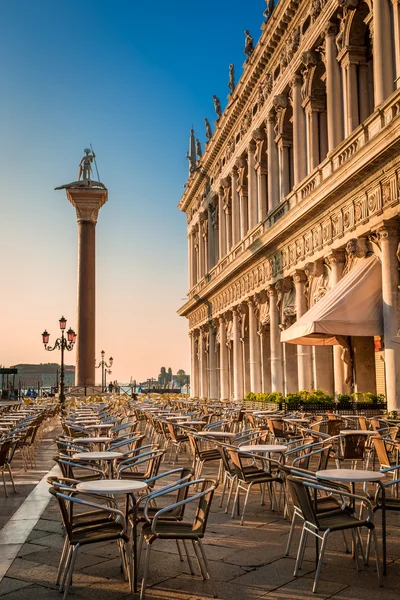 Restaurant bei Sonnenaufgang auf dem Markusplatz in Venedig — Stockfoto