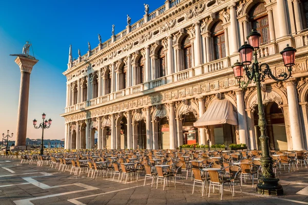 Ristorante prima dell'apertura in Piazza San Marco a Venezia — Foto Stock