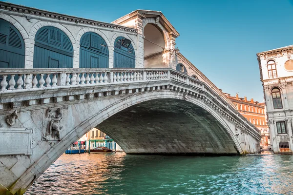 Veduta del Ponte di Rialto al mattino — Foto Stock