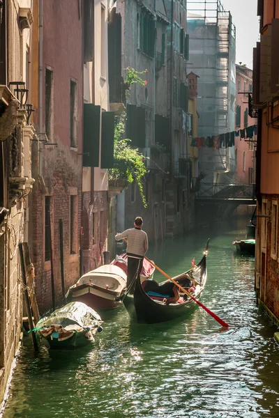 Samotny gondolier w Wenecji pływające — Zdjęcie stockowe