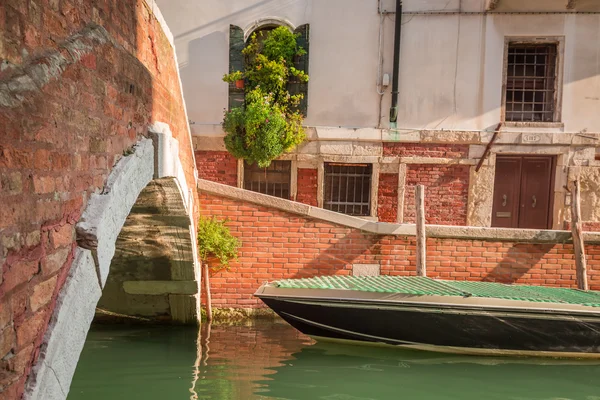 Kleine Steinbrücke über einen Kanal in Venedig — Stockfoto