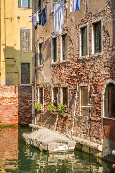 Haus im alten Stil an einem Kanal in Venedig — Stockfoto