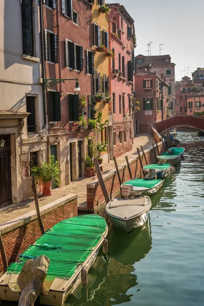 Few boats on a canal in Venice — Stock Photo, Image