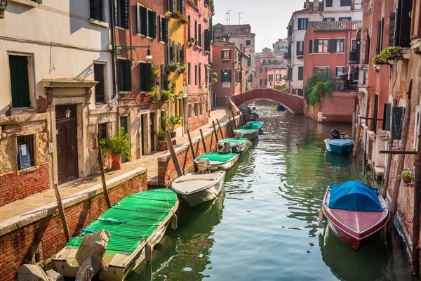 Boats and motorboats on a canal in Venice — Stock Photo, Image