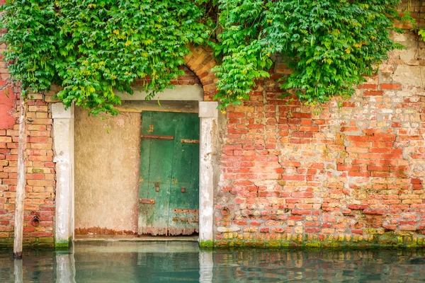 Oude ingang in een huis op een kanaal in Venetië — Stockfoto