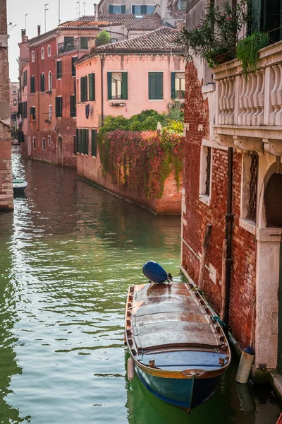 Mały kanał w Wenecji w sunrise — Zdjęcie stockowe