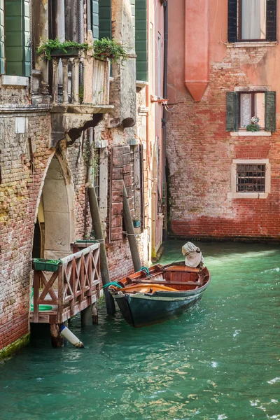 Venedik eski evinde küçük tekne — Stok fotoğraf